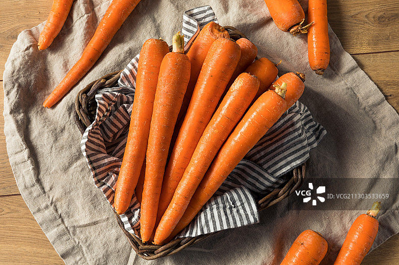 俯视角度拍摄的桌子上的胡萝卜图片素材