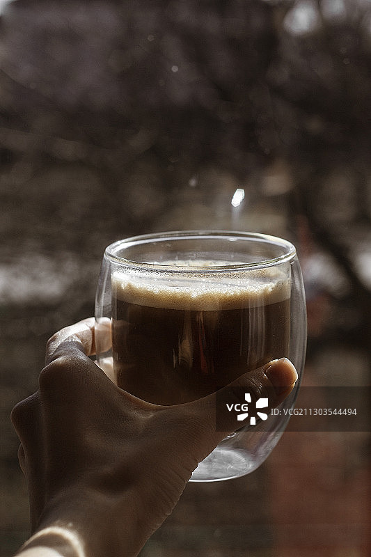 手拿咖啡杯图片素材