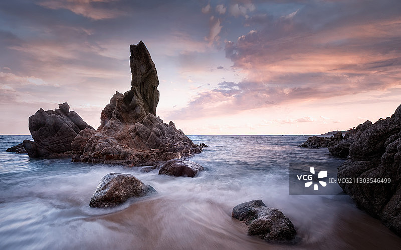 西班牙加泰罗尼亚赫罗纳日落时分的海景图片素材