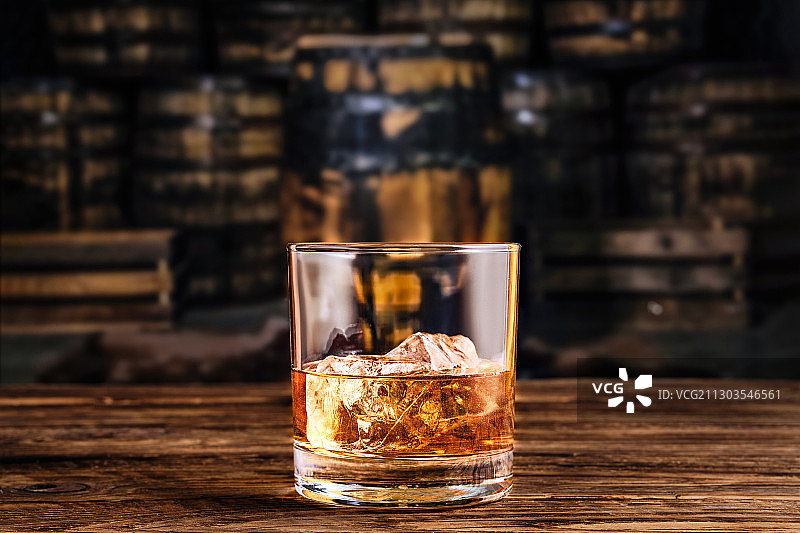 桌上的威士忌酒杯特写图片素材