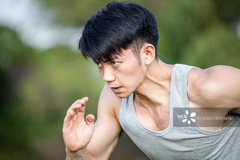 正在户外跑步的亚洲男孩,面部特写图片素材