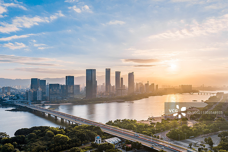 中国福建福州闽江沿岸CBD城市清晨风光图片素材