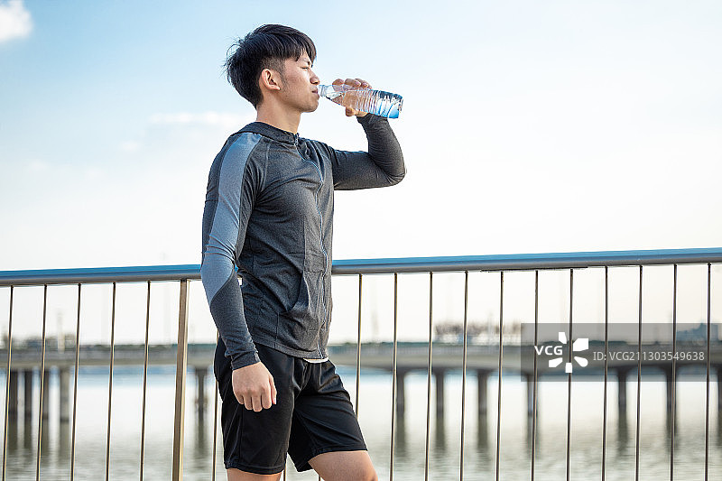 正在喝水的运动男孩图片素材