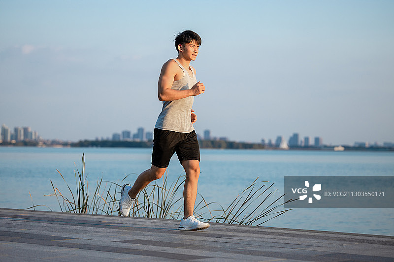 正在户外跑步的亚洲男孩图片素材