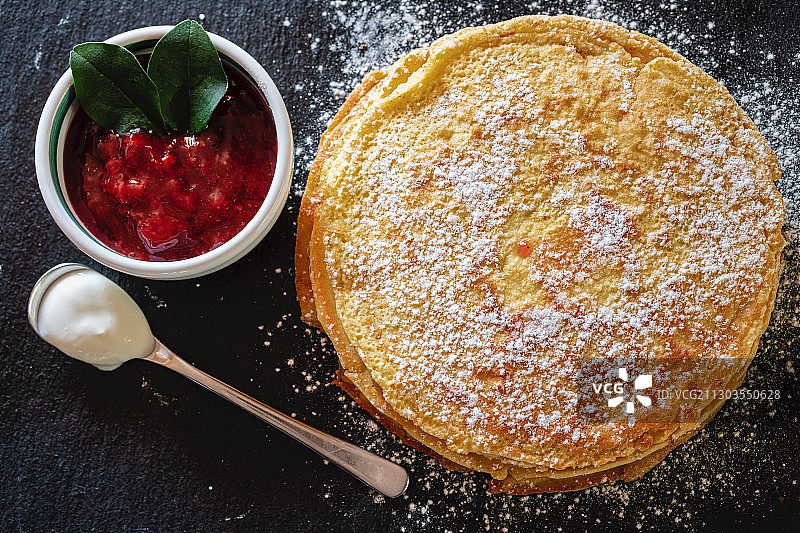 意大利维罗纳的桌子上放着的蛋糕切片图片素材