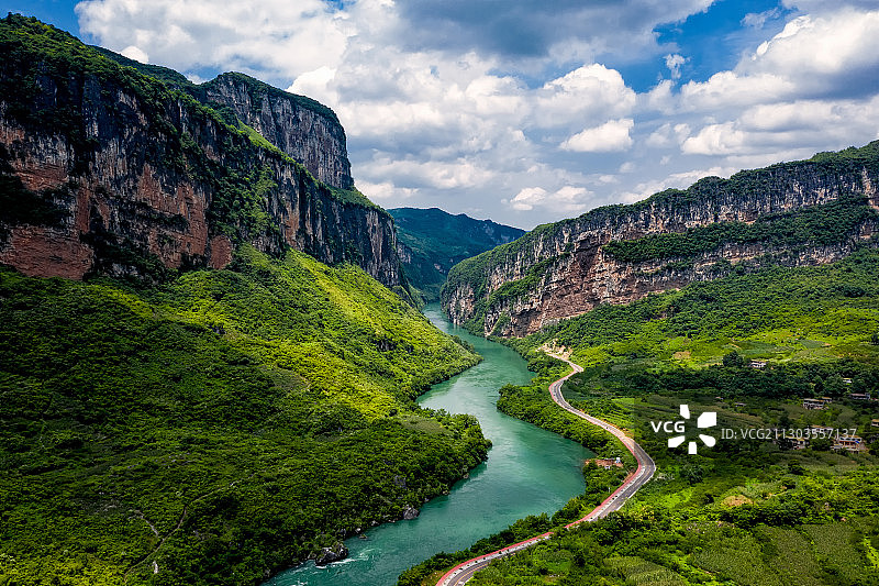 峡谷中的蜿蜒河流图片素材
