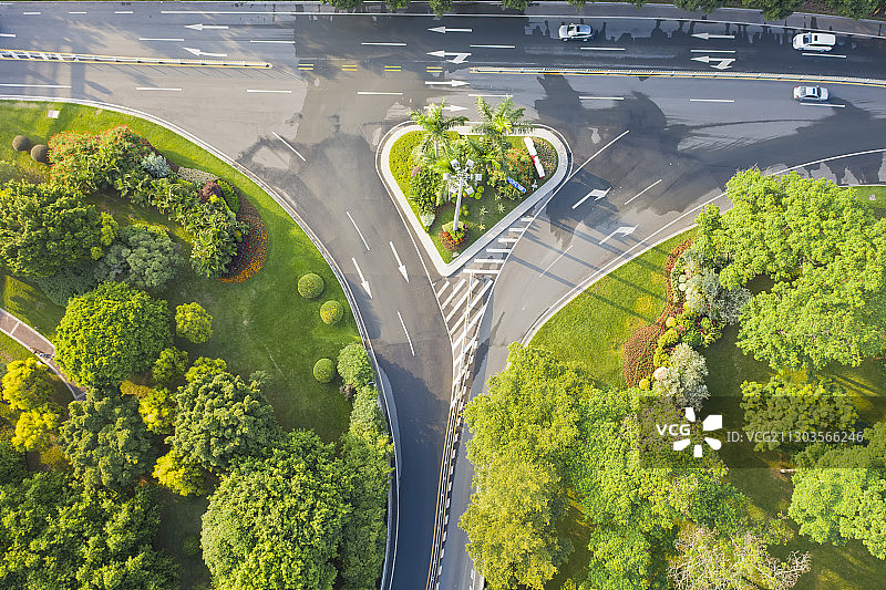 中国广州撒满阳光的公路图片素材