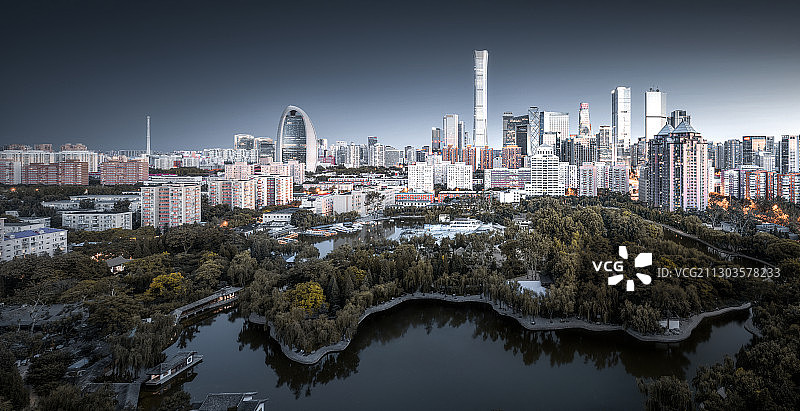 中国首都北京市朝阳区呼家楼团结湖公园国贸CBD城市天际线日落图片素材