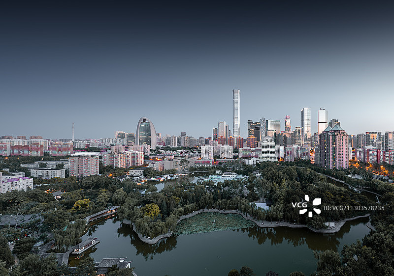 中国首都北京市朝阳区呼家楼团结湖公园国贸CBD城市天际线日落图片素材