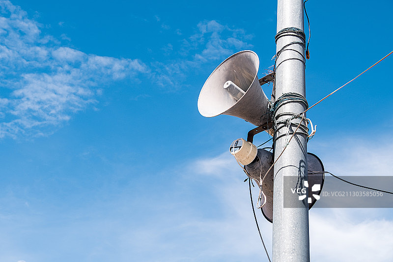 泰国彭世洛天空背景下通信塔的低角度视图图片素材