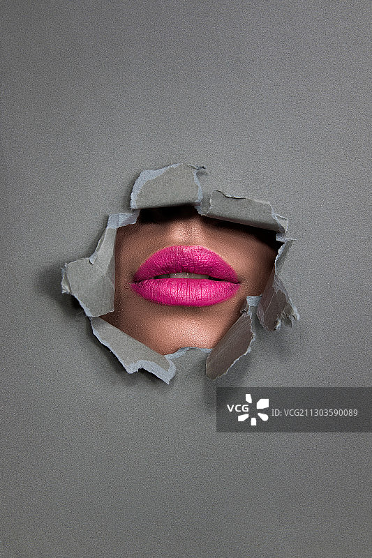 透过破纸看到的女子，克拉古耶瓦茨，塞尔维亚图片素材