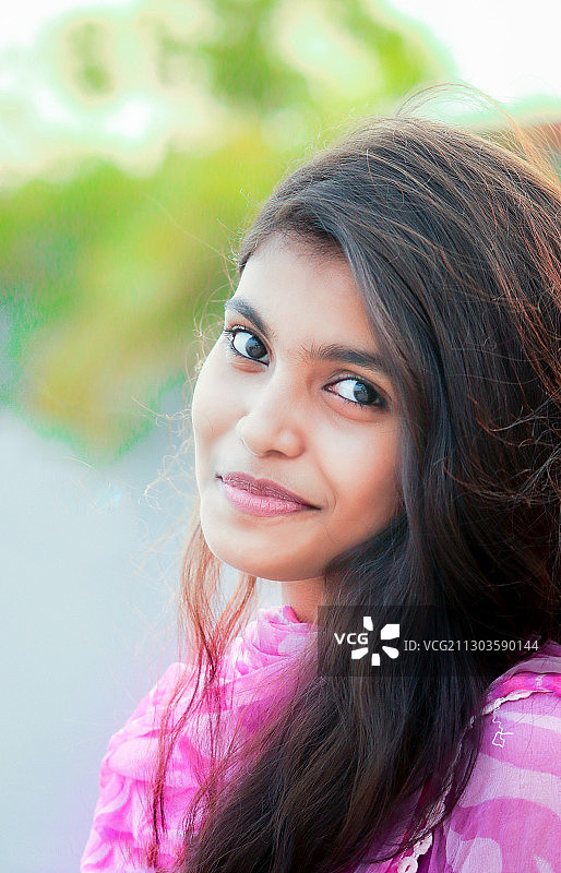 微笑的孟加拉国年轻女子肖像图片素材