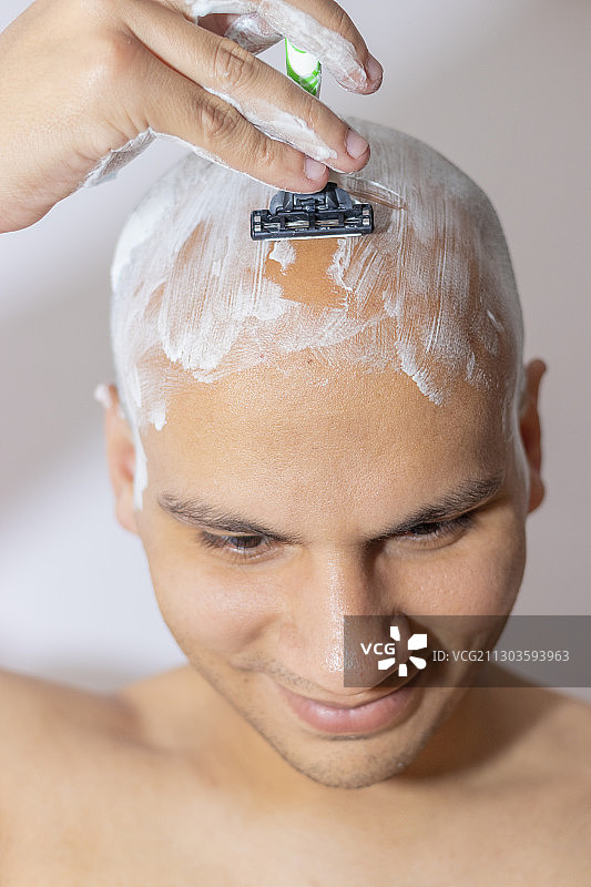 在白色背景下剃光头的赤膊男人特写图片素材