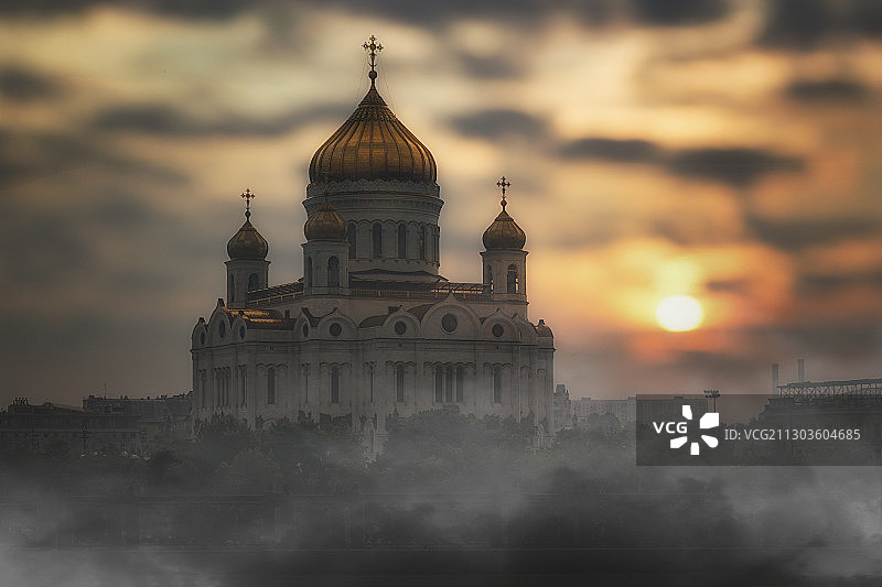 俄罗斯莫斯科日落时分多云天空下的教堂景观图片素材