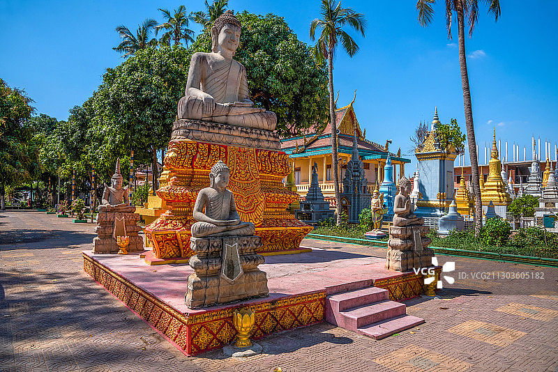 柬埔寨金边：蓝天下仰视的佛像图片素材
