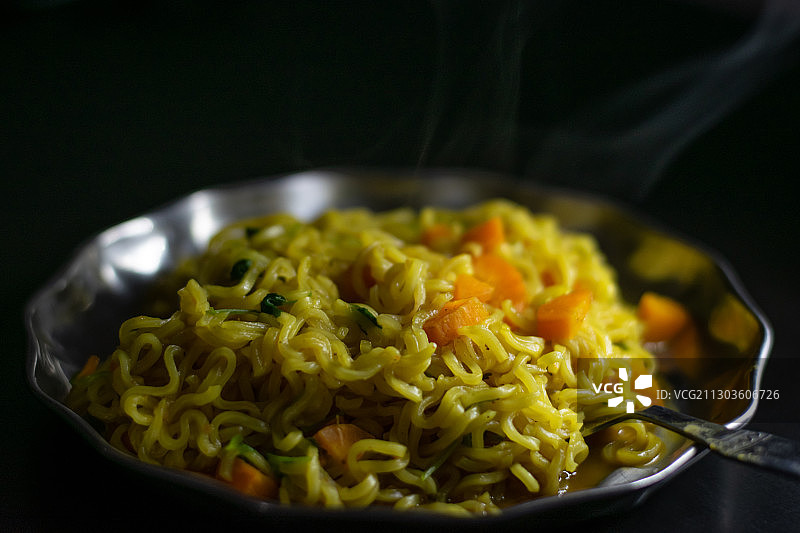碗中意大利面特写，印度特伦甘纳邦海得拉巴，黑色背景图片素材