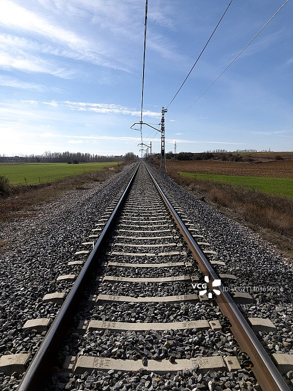 西班牙帕伦西亚奥索尔诺拉马约尔的空旷铁轨与天空图片素材