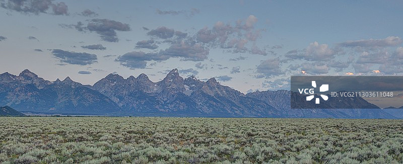 美国怀俄明州珍妮湖的田野和山脉风光图片素材