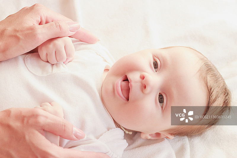 母亲抱着女婴的局部照图片素材