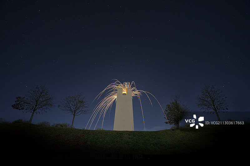 德国汉诺威夜空烟花表演（仰视角度）图片素材
