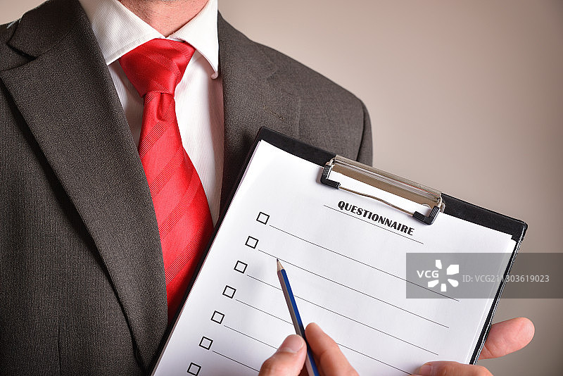 商务人士手持剪贴板，背景为白色图片素材