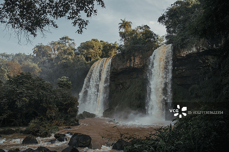阿根廷米西奥内斯省森林瀑布的壮丽景色图片素材