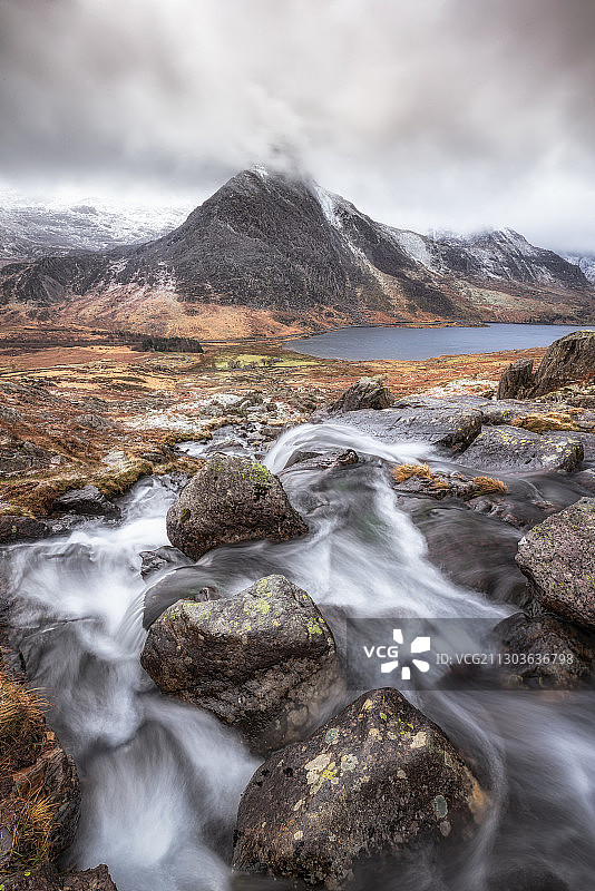 英国斯诺多尼亚国家公园的溪流岩石景观图片素材
