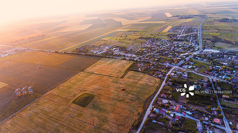罗马尼亚斯特尔尼察黄昏时分的炼油厂和石化厂航拍图片素材