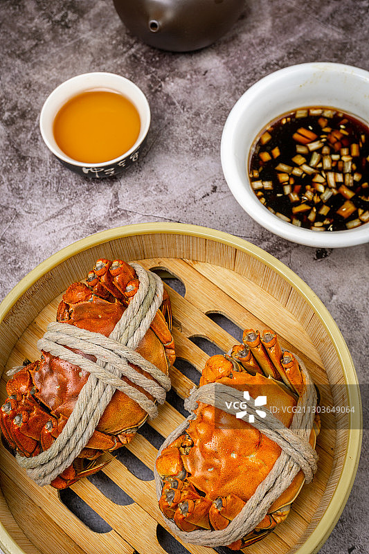 蒸笼里面的清蒸螃蟹美食图片素材