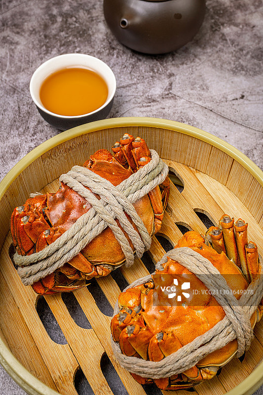 蒸笼里面的清蒸螃蟹美食图片素材