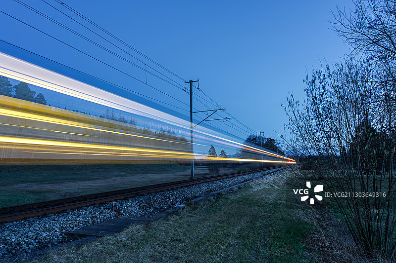 瑞士萨克瑟恩的晴空下铁轨景色图片素材