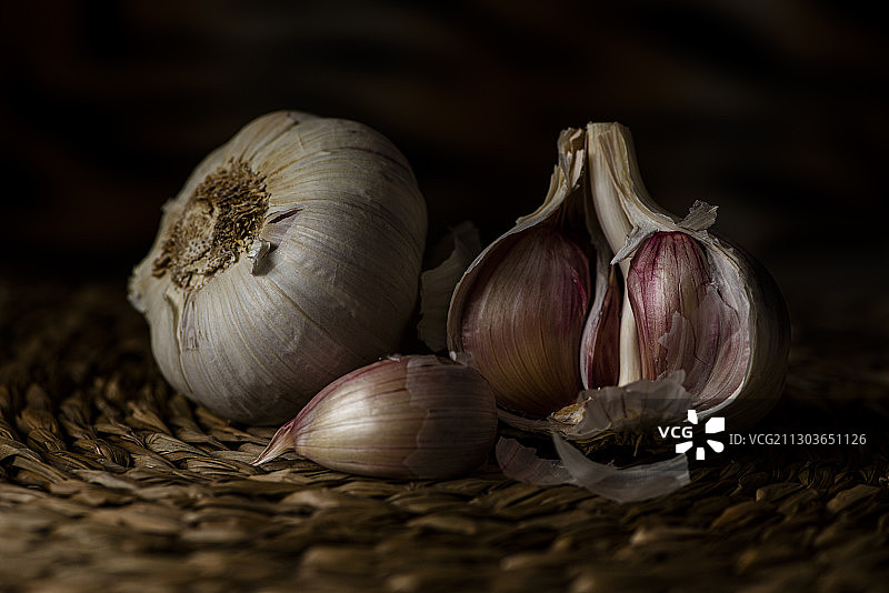 桌子上的洋葱特写图片素材