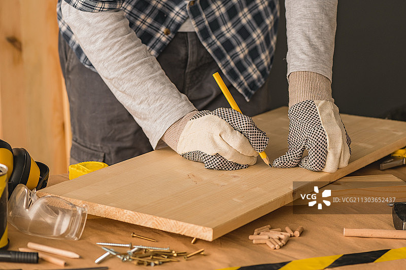 木匠在车间工作的中段照，塞尔维亚诺维萨德图片素材