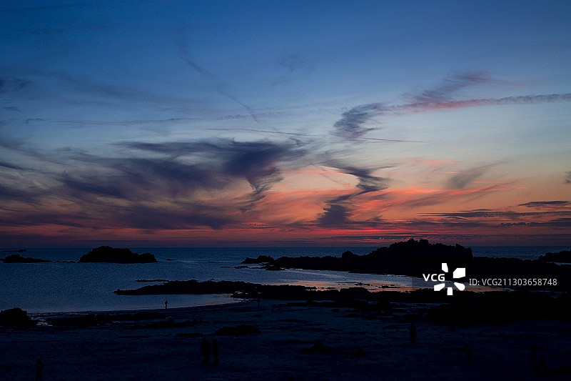 格恩西岛格兰德斯罗克斯日落时分的海景图片素材