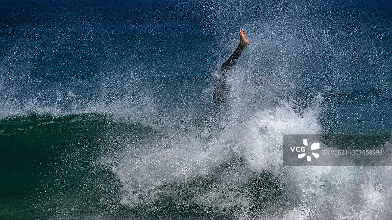 在西班牙拉斯帕尔马斯埃尔科蒂略海上冲浪的男人图片素材
