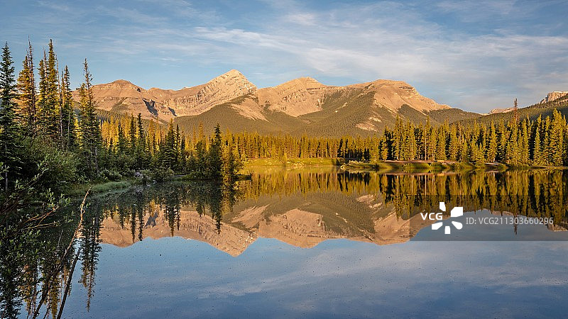 布拉格克里克湖光山色风光（加拿大艾伯塔省）图片素材