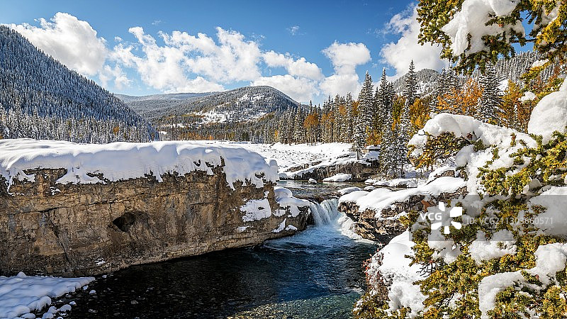 加拿大阿尔伯塔省布拉格溪雪山风光图片素材