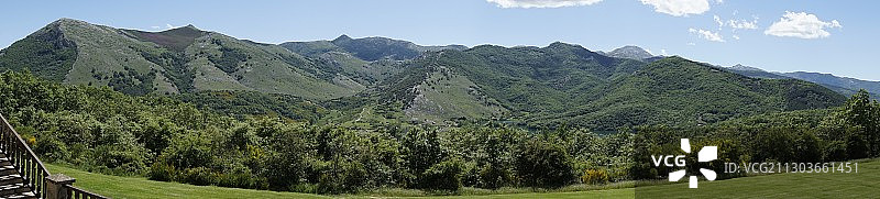 全景景观和山脉对天空图片素材