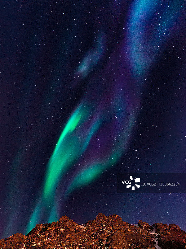 夜晚挪威安德内斯山脉的仰视视角图片素材