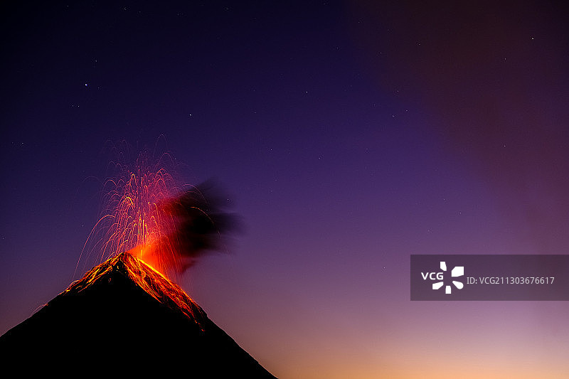 夜晚，低角度仰望山脉的剪影，危地马拉图片素材