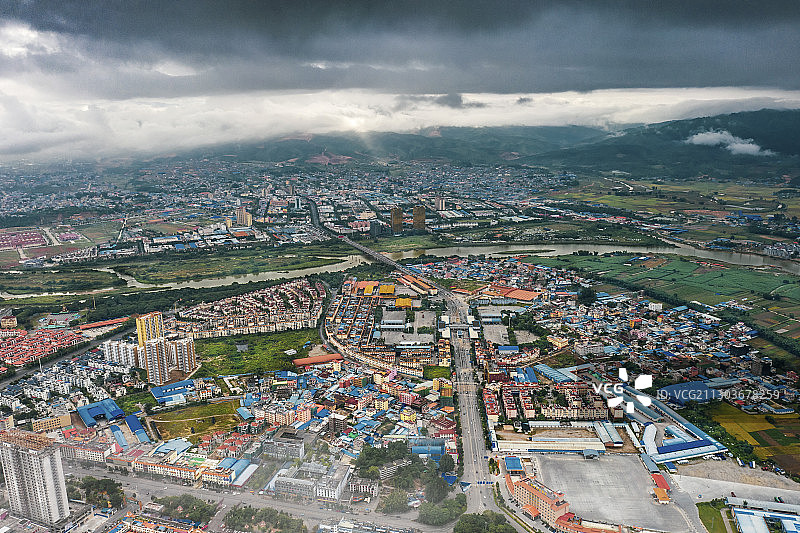 雾气下的瑞丽边境风光图片素材