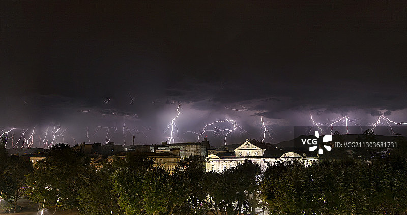 西班牙蓬特韦德拉夜间景观闪电全景图片素材