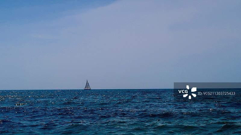 lonely sailing 孤独的帆船 青岛图片素材