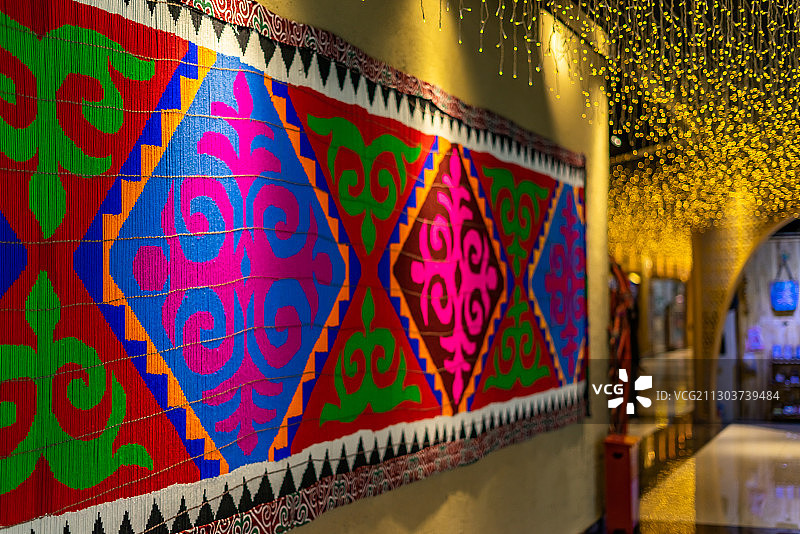新疆伊犁伊宁市商场民族特色花纹挂毯装饰灯图片素材