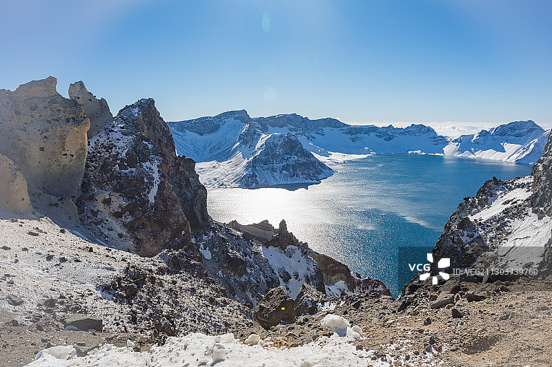吉林长白山天池冰雪覆盖图片素材