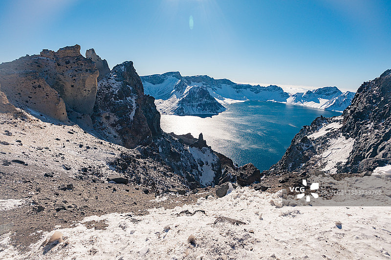 吉林长白山天池冰雪覆盖图片素材