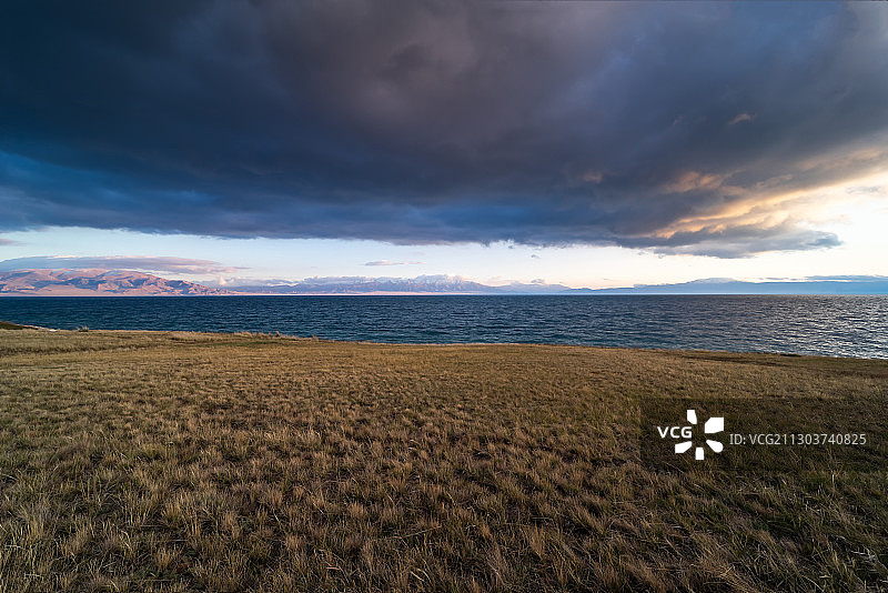 新疆赛里木湖景区草地芦苇湖景日落图片素材