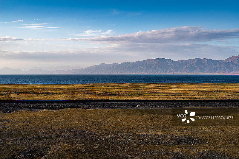 新疆秋季赛里木湖景区草原湖景公路山景全貌图片素材
