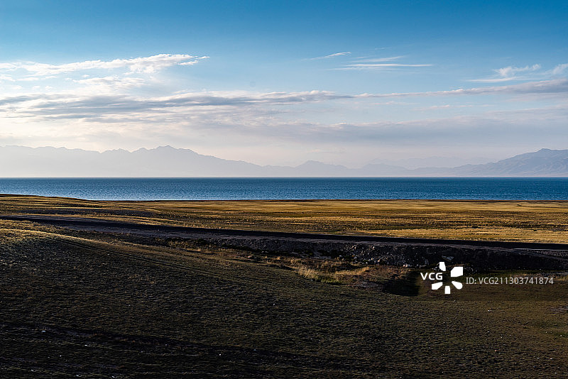 新疆秋季赛里木湖景区草原湖景公路山景全貌图片素材