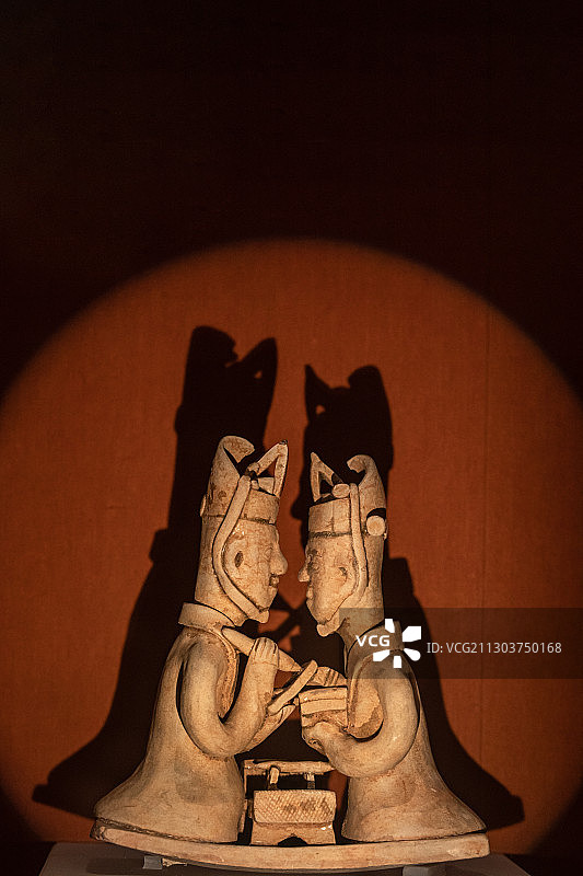 湖南省博物馆藏品 西晋 青瓷对书俑图片素材